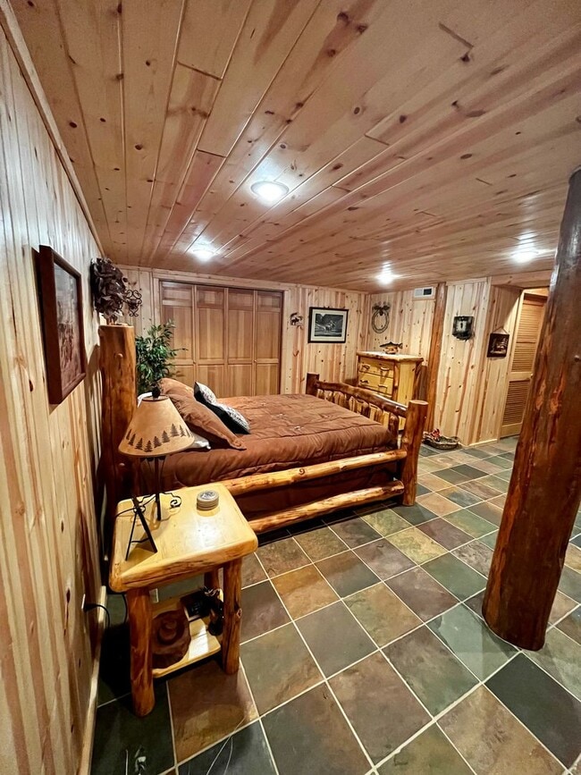 Building Photo - Fully Furnished Cabin Available - 10 Minut...