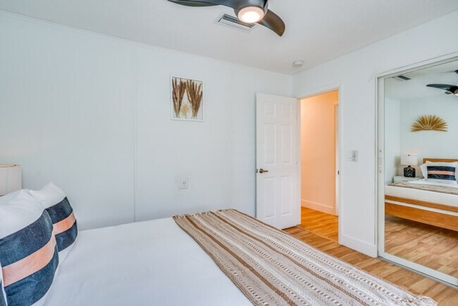 Building Photo - 1814 NW 14th Ave