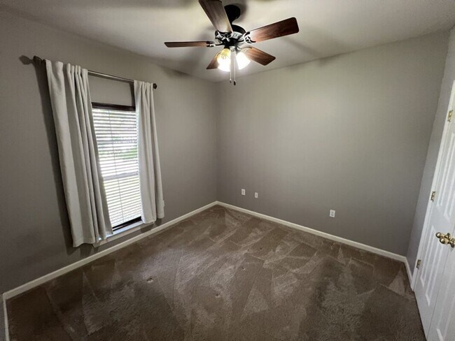 Building Photo - Location!  Location!  3 bedroom, 2 bath house in Beau Pre near LSU