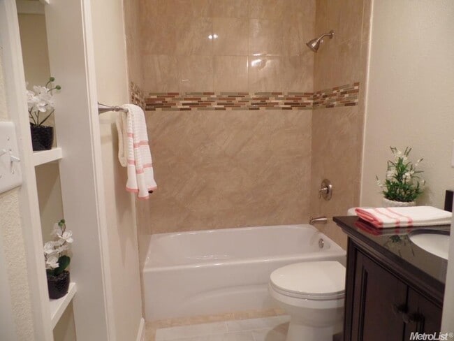 Building Photo - Upgraded 2 bedroom condo in a gated commun...