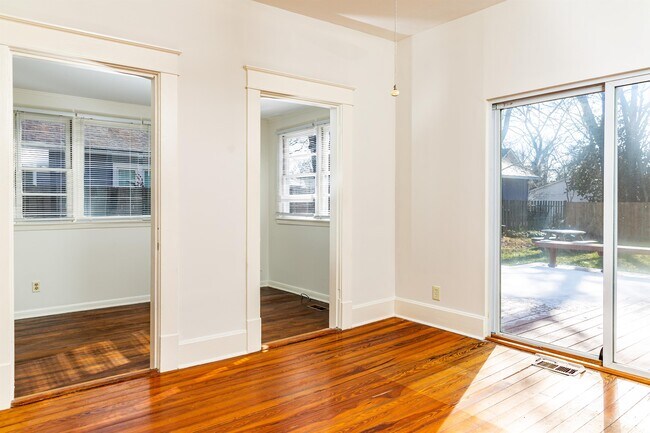 Building Photo - 180 Rosemont Garden