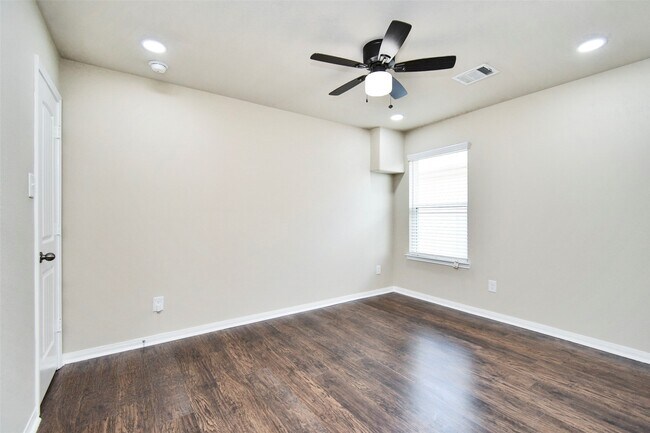 Building Photo - 18638 Lansdowne Stream Path