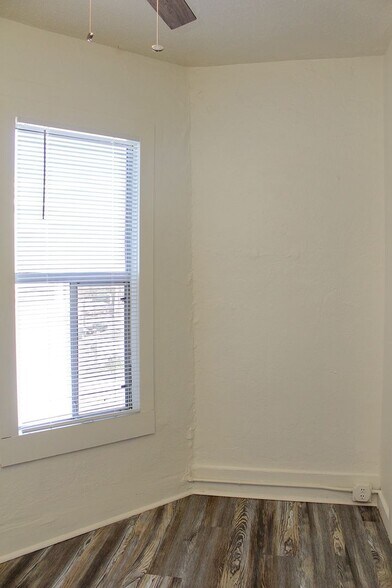 Building Photo - 843 N Knott St