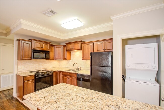 Building Photo - 6503 Mapleridge St