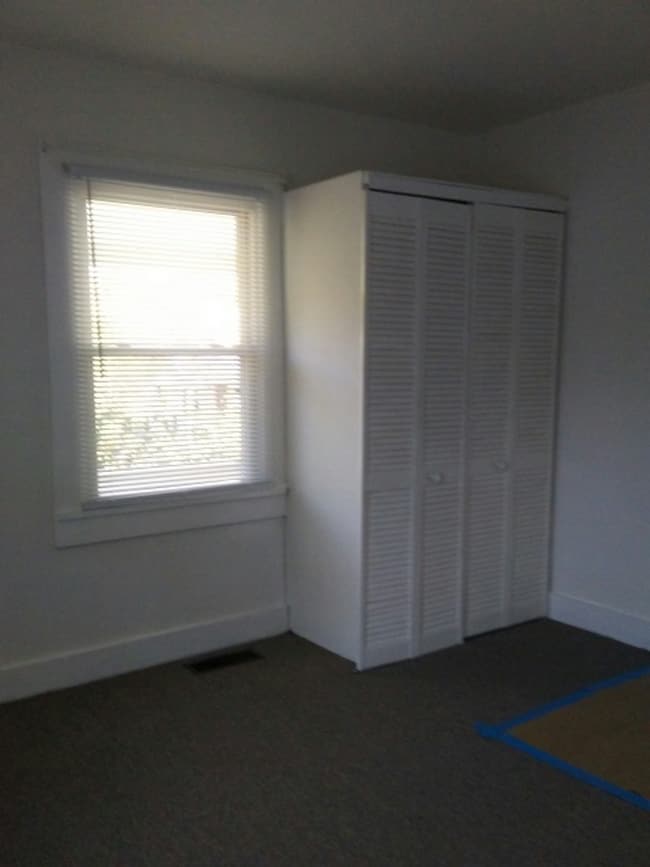 Building Photo - Bungalow Located Just Outside of Town