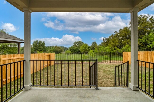 Building Photo - 544 View Dr