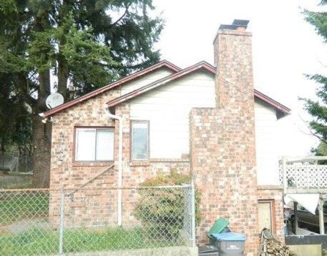 Building Photo - 2 bedroom with fully fenced yard in bremer...