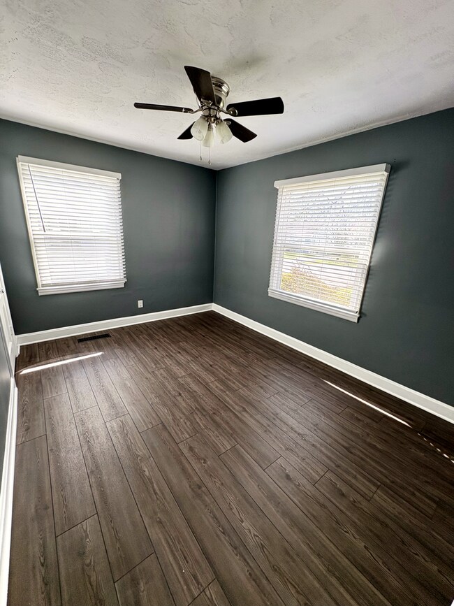 Building Photo - 2 Bedroom Pet Friendly Home For Rent in Hopkinsville!