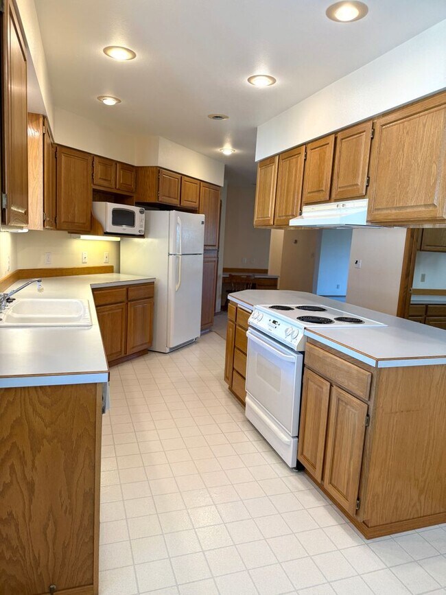 Building Photo - Cozy Home Feel, One Floor Living, Great Ba...