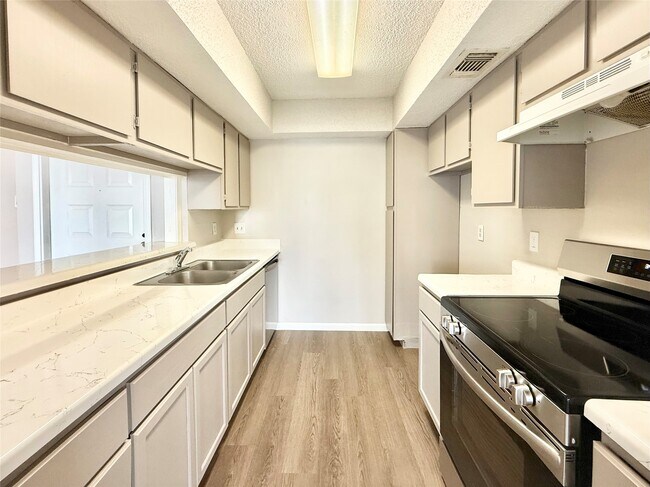 Building Photo - 2816 S Bartell Dr
