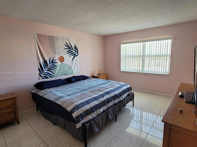 Building Photo - 401 Golden Isles Dr