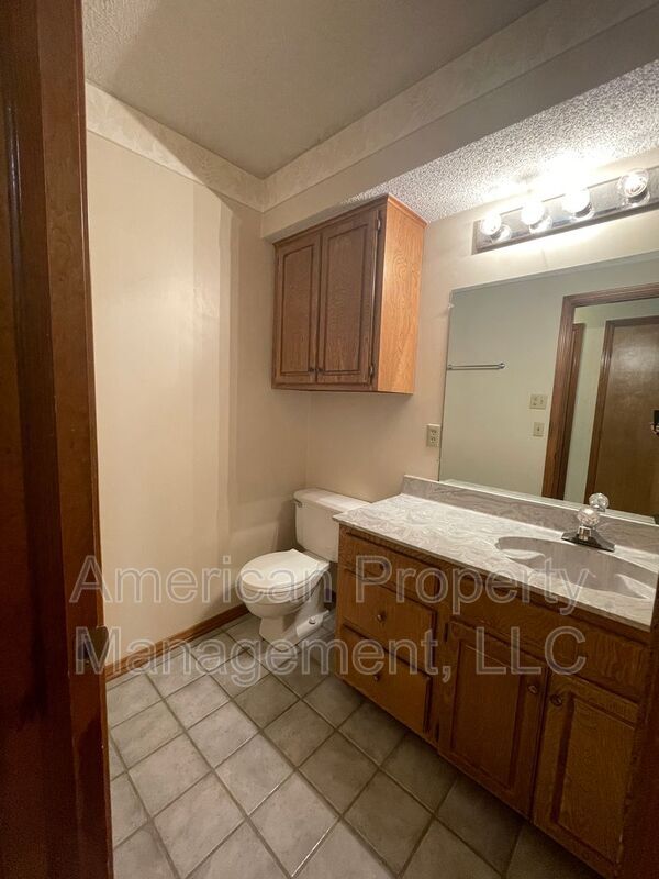 Building Photo - 712 West 119th Pl S