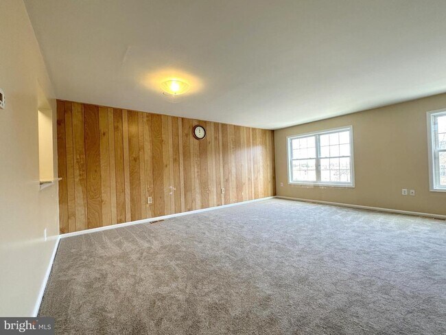 Building Photo - 102 Ridge Ct