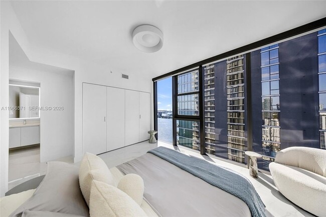 Building Photo - 700 NE 24th St