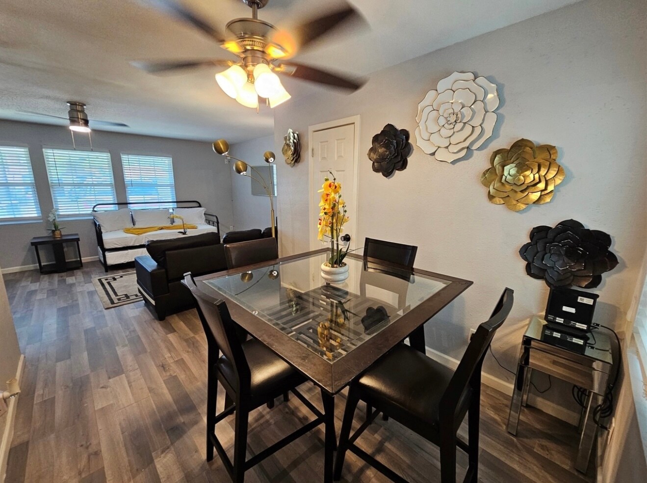 Dining room - 7886 Hamlet St