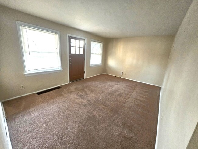 Building Photo - Spacious Ranch Home