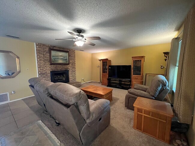 Building Photo - 2108 Selma Dr