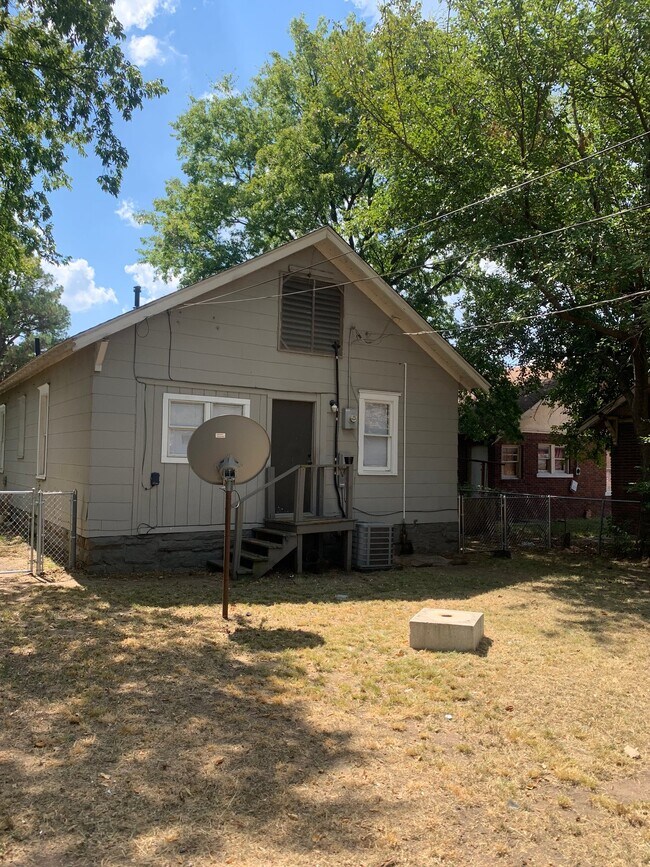 Building Photo - 905 E 7th St