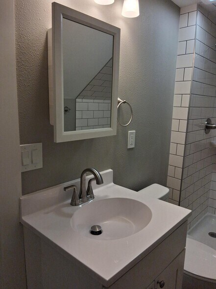 2nd Floor bath - 1714 E Walnut St