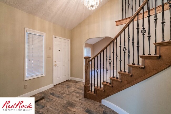 Building Photo - Spacious 5 Bedroom Home in A Quiet Communi...