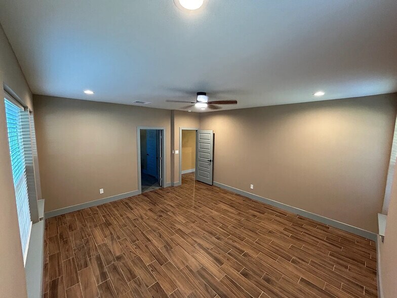 Building Photo - Room in Duplex on N Shore Dr