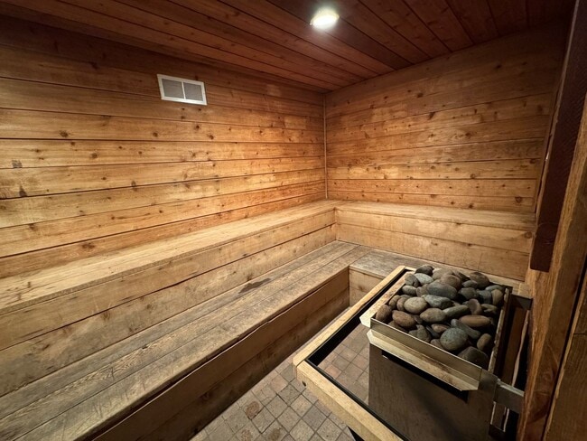 Building Photo - Spacious Snowcreek III Condo – Winter Rental