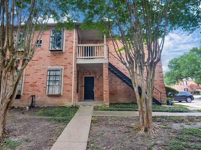 Building Photo - 2255 Braeswood Park Dr