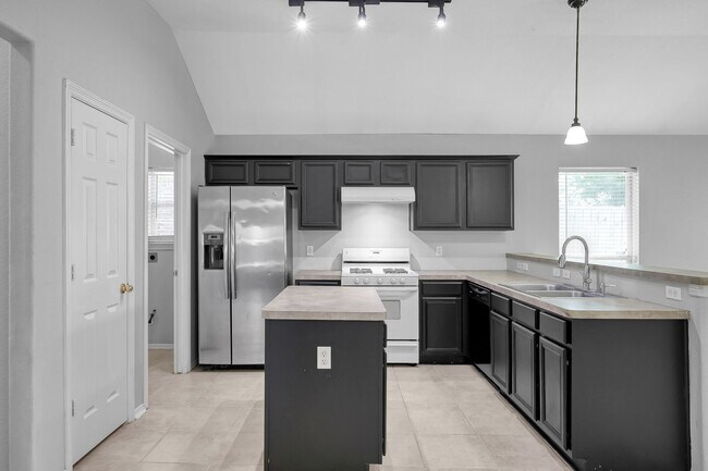 Building Photo - Cozy and quiet 4 bed 2 bath