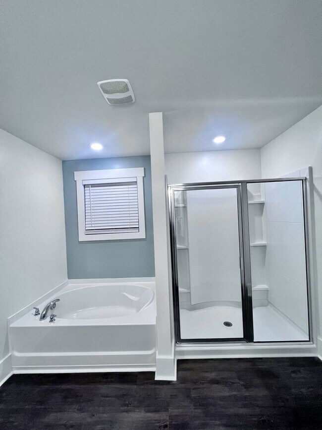 Building Photo - Magnificent 4 Bedroom Home!!