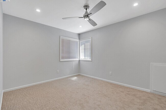 Building Photo - 390 Grovewood Loop N