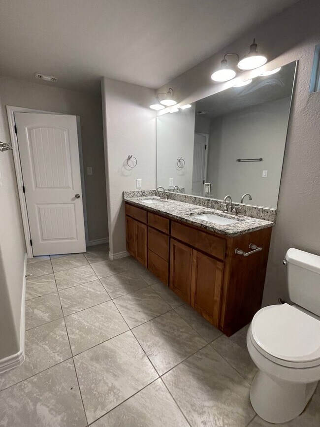 Building Photo - NEW ON MARKET