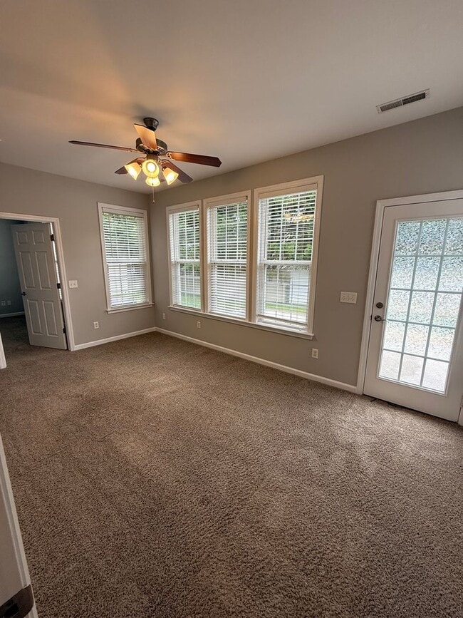 Building Photo - 2 Bedroom Townhome for Rent in Stonewall F...