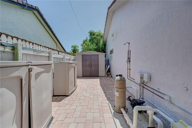 Building Photo - 7743 W Country Club Blvd