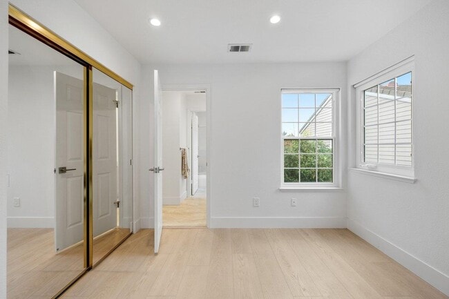 Building Photo - 142 Monaco Dr