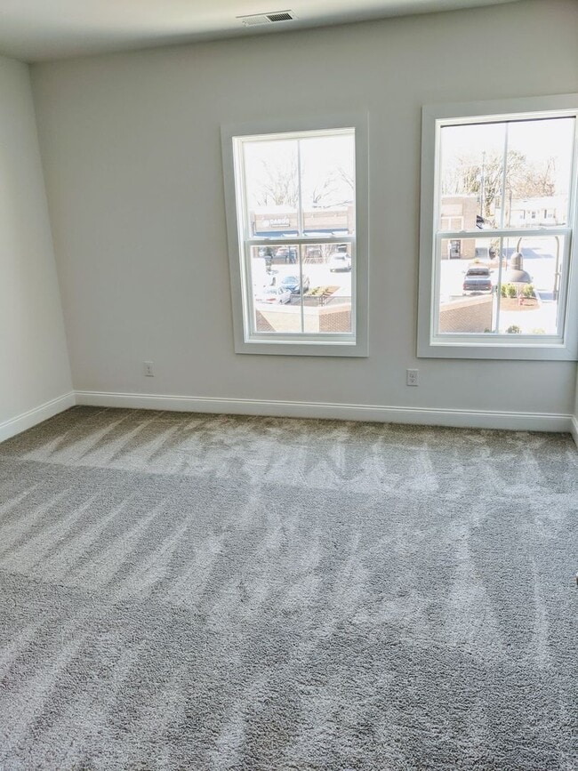 Building Photo - Beautiful 3 Bedroom Townhome w/2 car garage!
