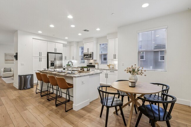 Building Photo - Beautiful Corner-Unit Townhome Near Downtown – 4 Bed | 3 baths