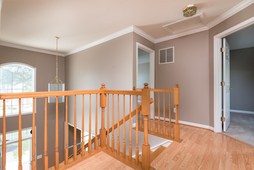 Upper level foyer - 15121 Toccoa Ct