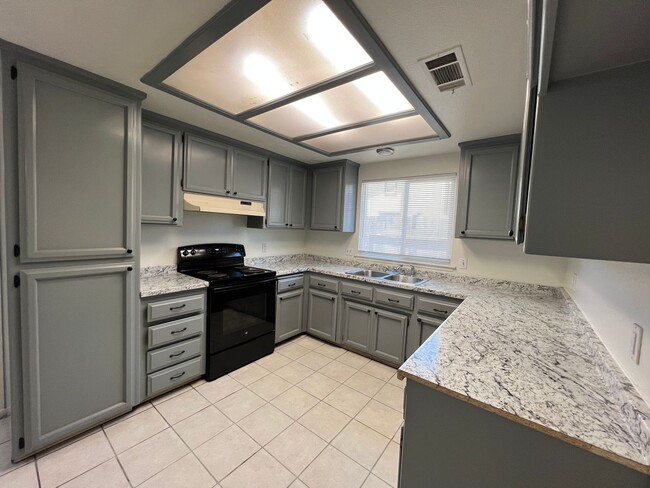 Building Photo - 3 bedroom and 2 bathroom home! AVAILABLE J...