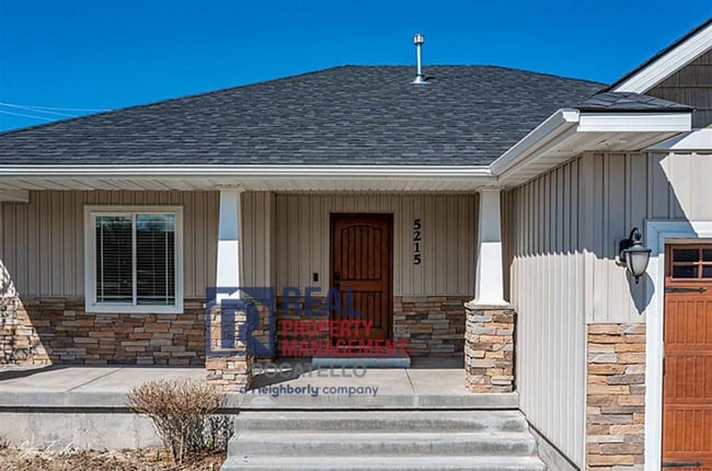 Building Photo - Beautiful - Elegant - 5 Bedrooms - 3 Car -...