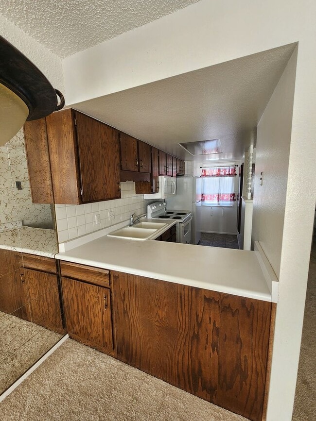 Building Photo - ALL PROSPECTIVE TENANTS MUST SUBMIT A $58 NON-REFUNDABLE APPLICATION FEE PER APPLICANT ONLINE AND...