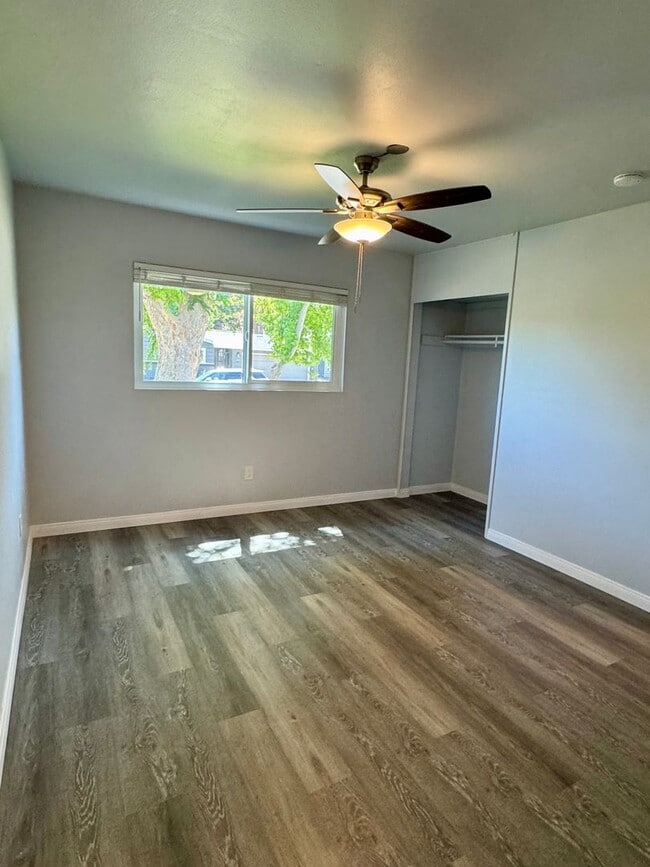 Building Photo - Beautiful & Welcoming 3 Bed/2 Bath Walking...