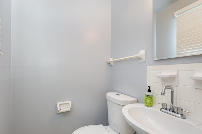 Building Photo - 138 Lakeside Park Dr