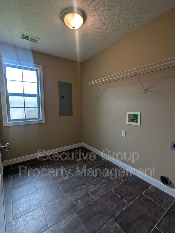 Building Photo - 120 Victory Lake Dr