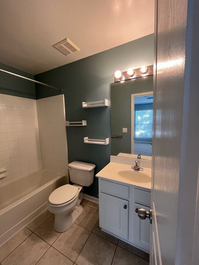 Building Photo - 2 Bedroom/2 Bathroom Apartment in the Woodlands!