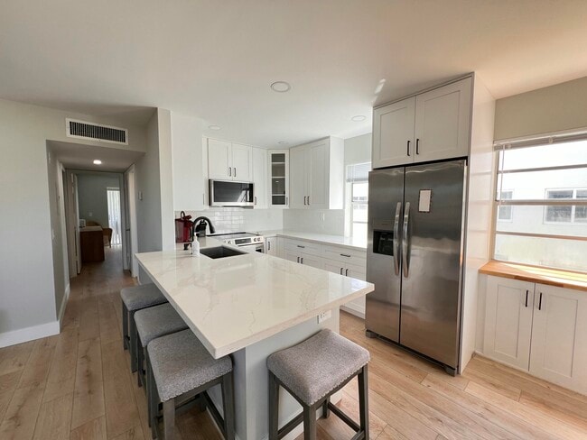 Building Photo - 698 Normandy Ln