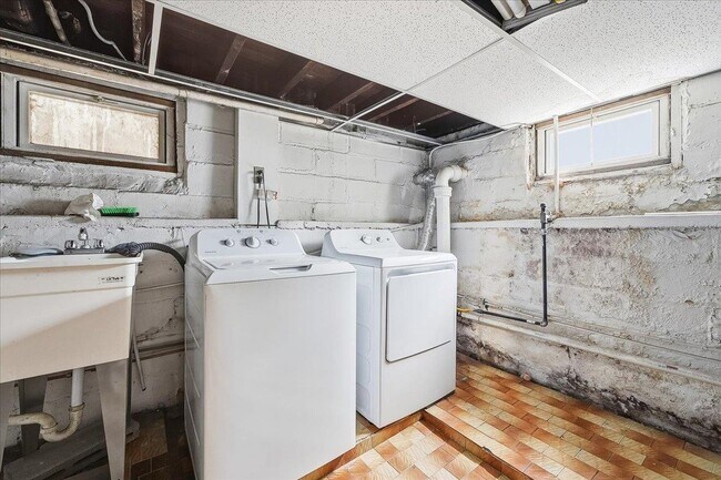 Building Photo - 169 Zabriskie St