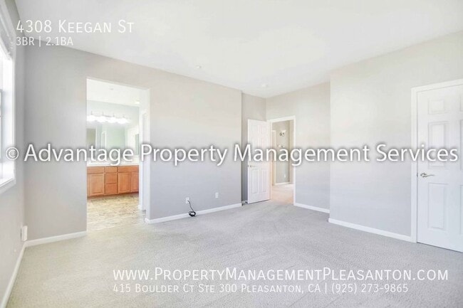 Building Photo - Lovely 3 bed / 2.5 bath, 1,897 sq ft condo...