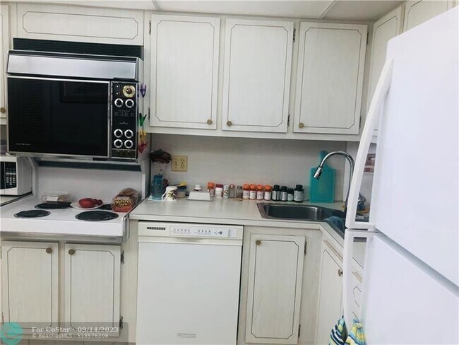 Building Photo - 1523 E Hillsboro Blvd