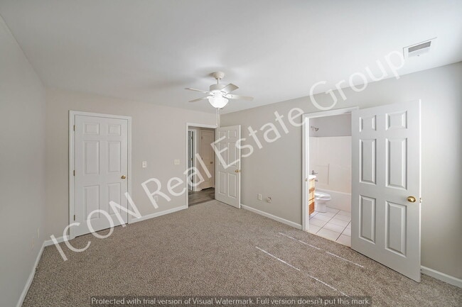 Building Photo - 3/2 Ground Floor apartment with new flooring and freshly painted!!