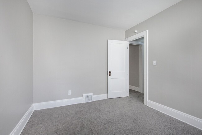 Building Photo - 4 BED, 1 BATH BEAUTIFUL SINGLE-FAMILY HOME IN CLEVELAND!